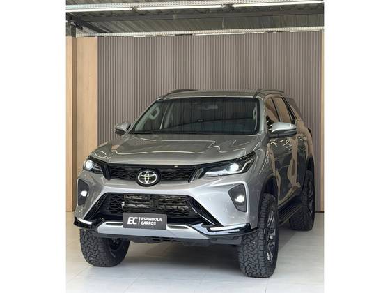 TOYOTA HILUX SW4 2.8 D-4D TURBO DIESEL SRX PLATINUM 7L 4X4 AUTOMÁTICO TOYOTA HILUX SW4 2.8 D-4D TURBO DIESEL SRX PLATINUM 7L 4X4 AUTOMÁTICO